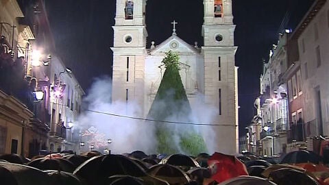 La lluvia dificult&oacute; el fuego en Canals