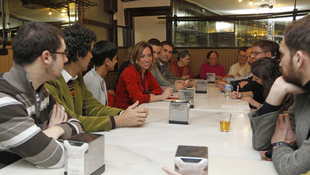 Carme Chacón durante el encuentro con militantes en Casa Labra