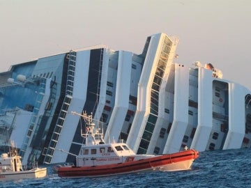 Vista de lanchas de rescate mientras el crucero se hunde