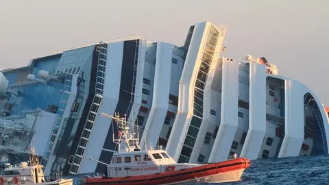 Vista de lanchas de rescate mientras el crucero se hunde Vista de lanchas de rescate mientras el crucero se hunde
