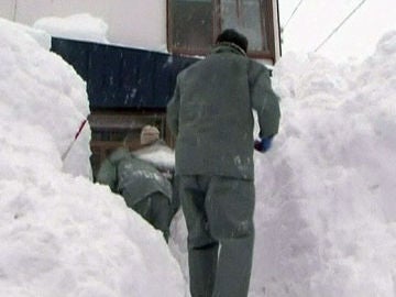 Operarios retiran nieve en Japón Operarios retiran nieve en Japón