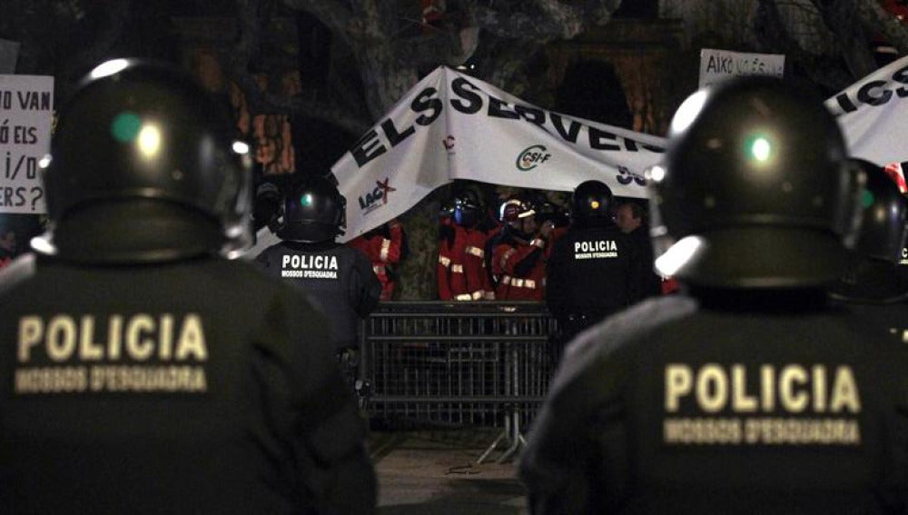 Los Mossos vigilan durante la protesta de los funcionarios