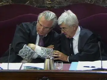 Baltasar Garzón (i) junto a su abogado defensor, Francisco Baena Bocanegra Baltasar Garzón (i) junto a su abogado defensor, Francisco Baena Bocanegra