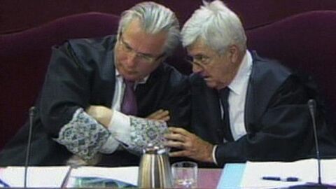 Baltasar Garz&oacute;n (i) junto a su abogado defensor, Francisco Baena Bocanegra