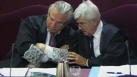 Baltasar Garzón (i) junto a su abogado defensor, Francisco Baena Bocanegra Baltasar Garzón (i) junto a su abogado defensor, Francisco Baena Bocanegra