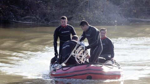 Agentes de la Polic&iacute;a Nacional durante la reanudaci&oacute;n de la b&uacute;squeda de los dos menores