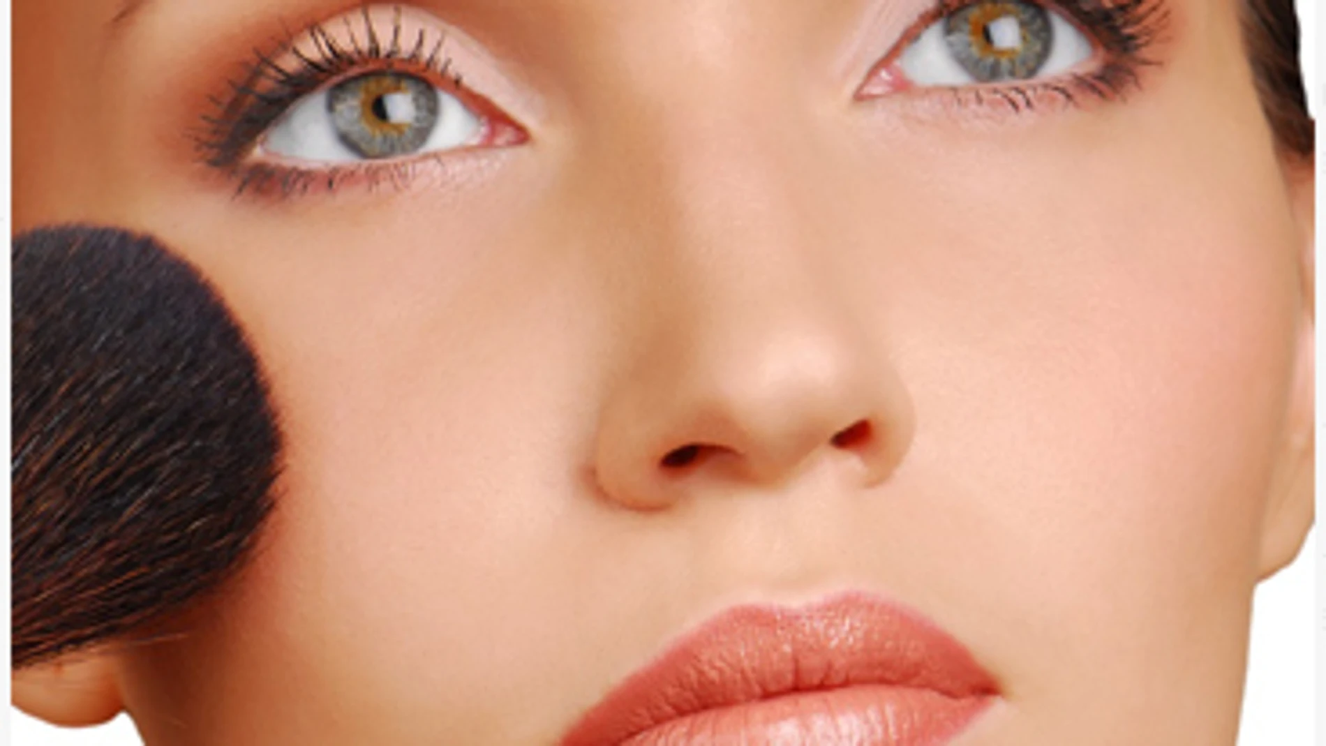 Mujer maquillándose Mujer maquillándose