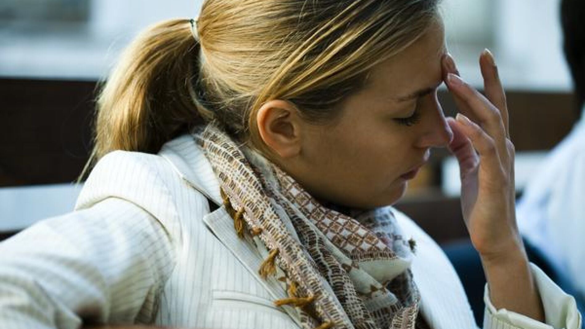 Mujer estresada con dolor de cabeza