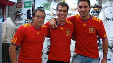 El presunto etarra, fotografiado con la camiseta de la selección española