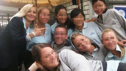 La joven, acompañada del equipo de Costa La joven, acompañada del equipo de Costa