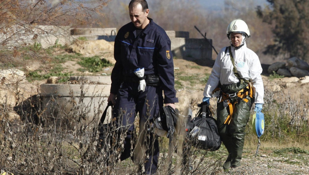 Agentes de la Policía Nacional en la búsqueda de los dos menores de 2 y 6 años desaparecidos en Córdoba