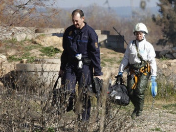 Agentes de la Policía Nacional en la búsqueda de los dos menores de 2 y 6 años desaparecidos en Córdoba