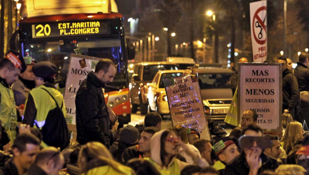 Los Mossos cortan la Diagonal en Barcelona