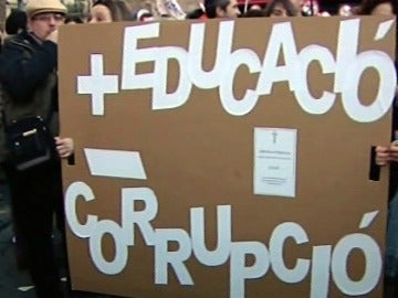 Miles de personas se manifiestan en Valencia contra los recortes de educación