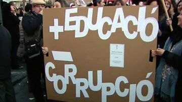 Miles de personas se manifiestan en Valencia contra los recortes de educación