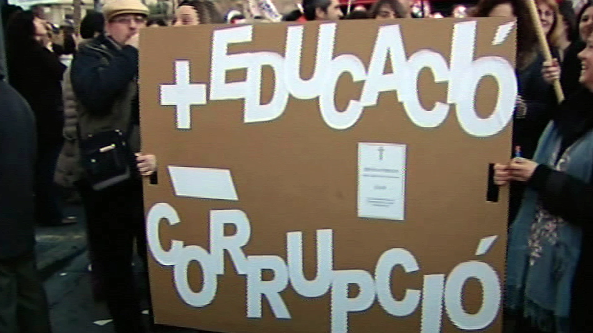 Miles de personas se manifiestan en Valencia contra los recortes de educación Miles de personas se manifiestan en Valencia contra los recortes de educación