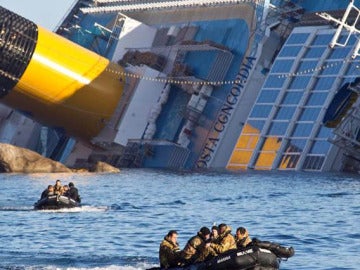 Marines italianos trabajan en el rescate del crucero
