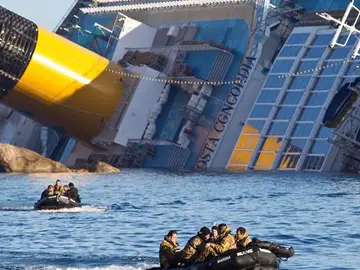 Marines italianos trabajan en el rescate del crucero Marines italianos trabajan en el rescate del crucero