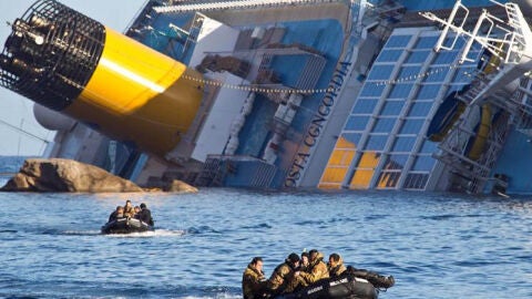 Marines italianos trabajan en el rescate del crucero