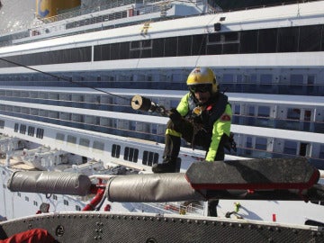Labores de rescate en el Costa Concordia