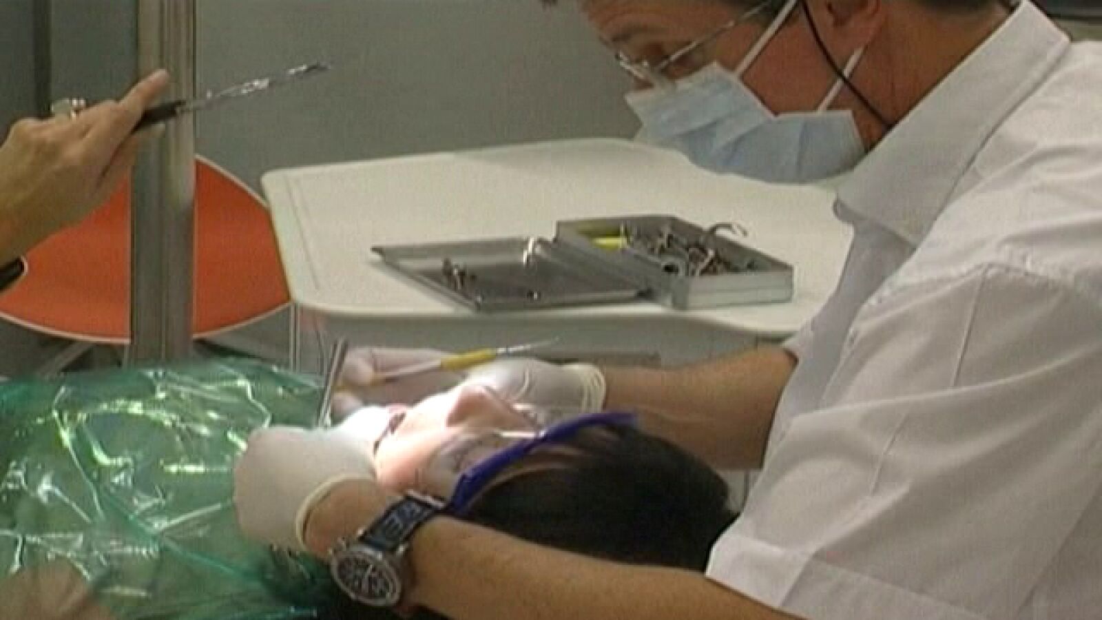 Detenido un dentista por arrancar todas las piezas dentales superiores a un paciente disconforme con el precio