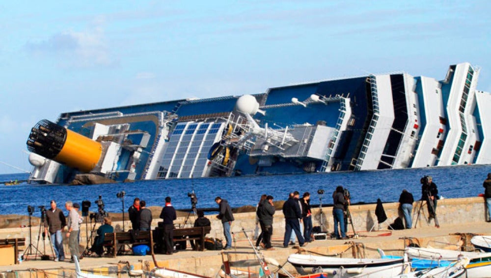 Periodistas captan imágenes del Costa Concordia