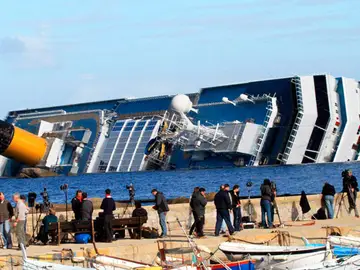 Periodistas captan imágenes del Costa Concordia Periodistas captan imágenes del Costa Concordia