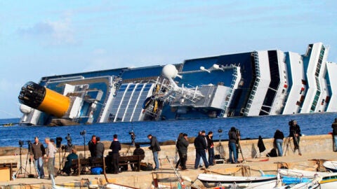 Periodistas captan im&aacute;genes del Costa Concordia