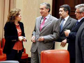 Soraya Sáenz de Santamaría charla con Jáuregui