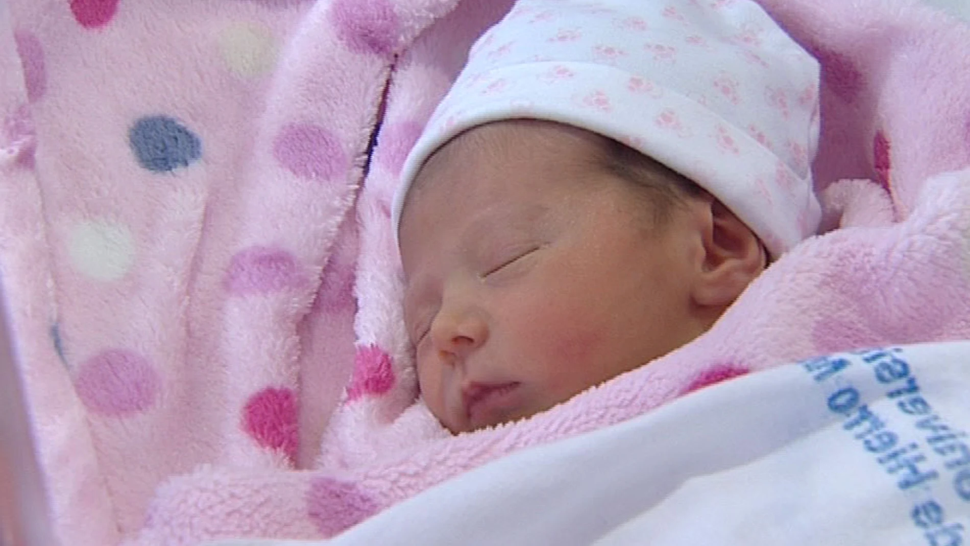 Una niña recién nacida Una niña recién nacida
