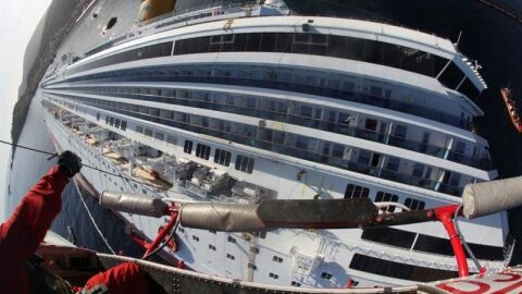 un bombero sube al casco del crucero