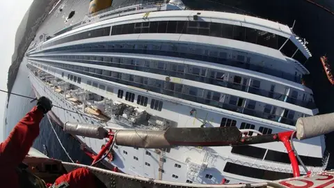 un bombero sube al casco del crucero un bombero sube al casco del crucero