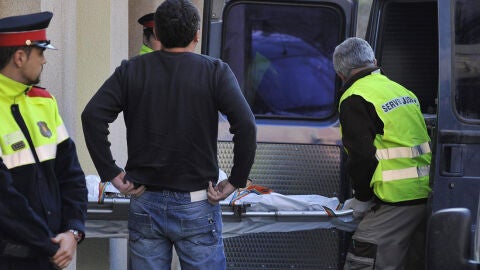 Miembros del servicio judicial retiran el cuerpo de la v&iacute;ctima