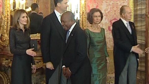 Representante del Congo rechaza el saludo de la princesa