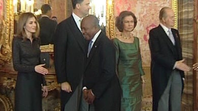 El representante del Congo retira la mano cuando se acerca a la princesa de Asturias