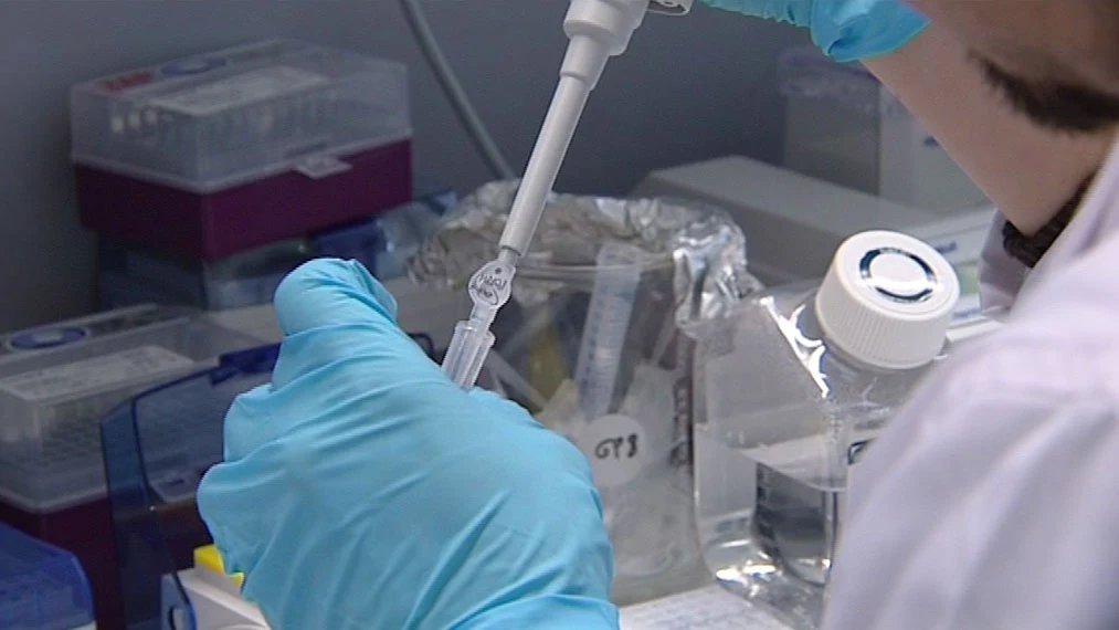 Un hombre realiza una prueba de laboratorio Un hombre realiza una prueba de laboratorio