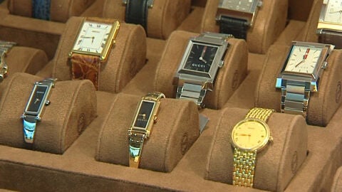 Escaparate de relojes en una joyer&iacute;a