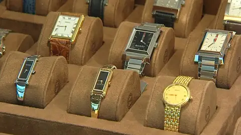 Escaparate de relojes en una joyería Escaparate de relojes en una joyería