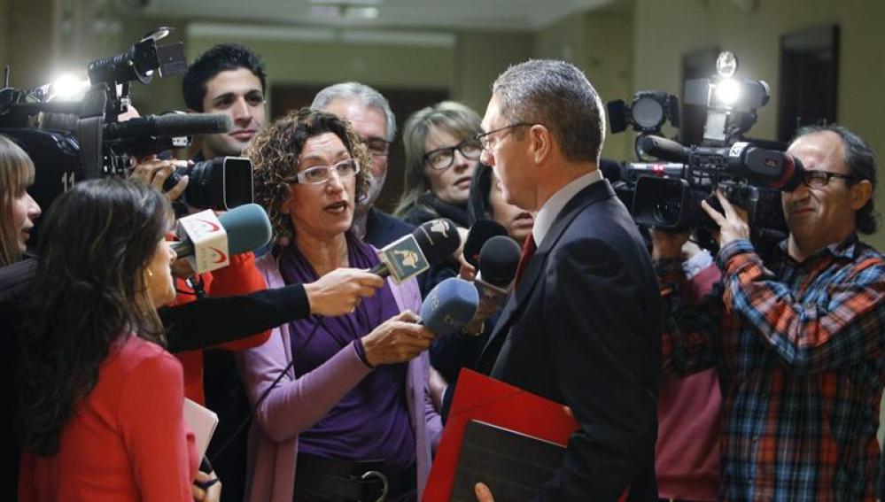 El ministro de Justicia, Alberto Ruiz-Gallardón, atiende a los periodistas