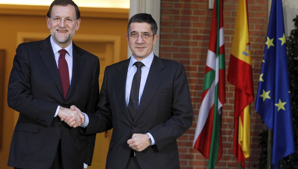 Mariano Rajoy junto a Patxi López