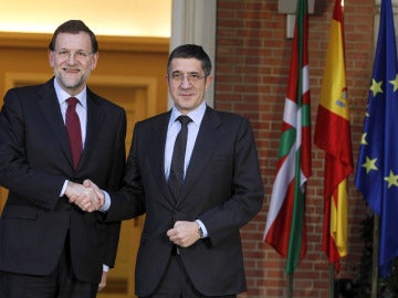 Mariano Rajoy junto a Patxi López