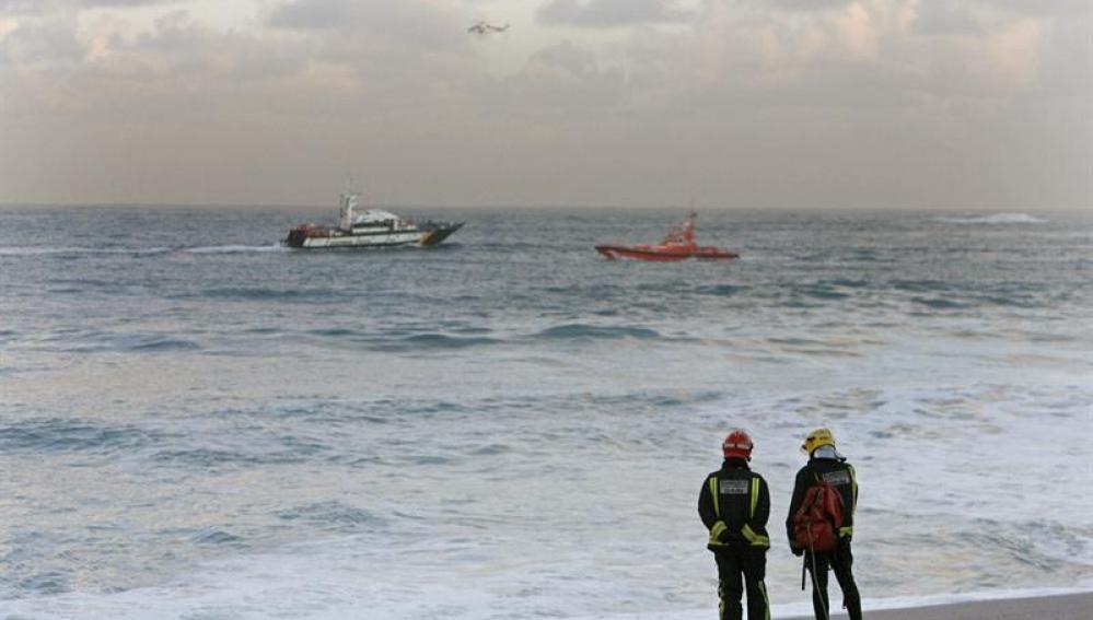 Un fuerte dispositivo de salvamento continúa buscando a la tres personas