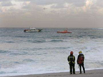 Un fuerte dispositivo de salvamento continúa buscando a la tres personas