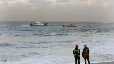 Un fuerte dispositivo de salvamento continúa buscando a la tres personas Un fuerte dispositivo de salvamento continúa buscando a la tres personas