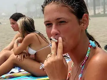 Una joven fumando Una joven fumando