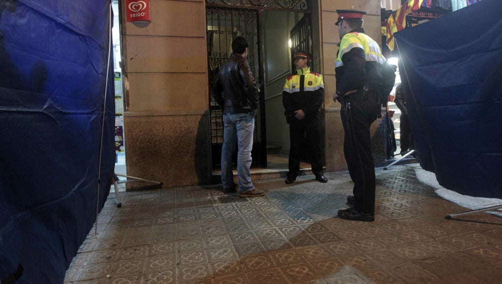 Mossos d'Esquadra montan guardia frente al edificio del Eixample de Barcelona