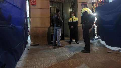 Mossos d'Esquadra montan guardia frente al edificio del Eixample de Barcelona