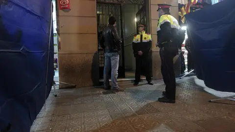 Mossos d'Esquadra montan guardia frente al edificio del Eixample de Barcelona Mossos d'Esquadra montan guardia frente al edificio del Eixample de Barcelona