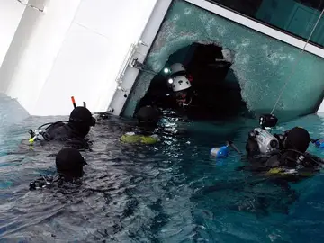 Buzos de la policía entran al barco Buzos de la policía entran al barco
