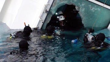 Buzos de la policía entran al barco